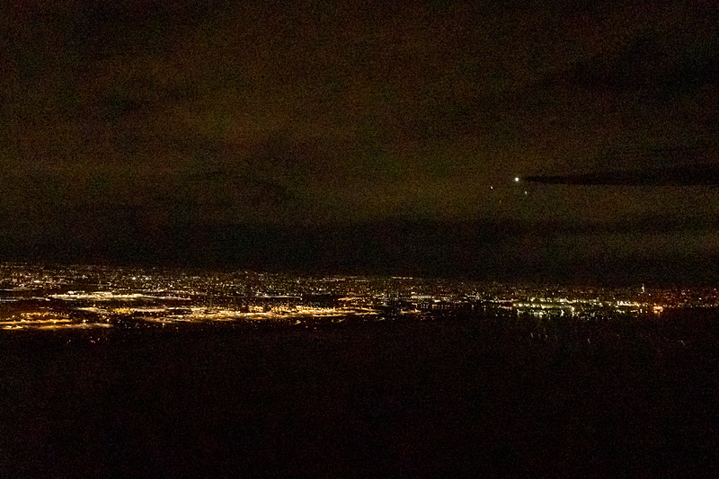 5時56分にD滑走路から離陸。羽田空港や東京の夜景を望みつつ高度を上げていった