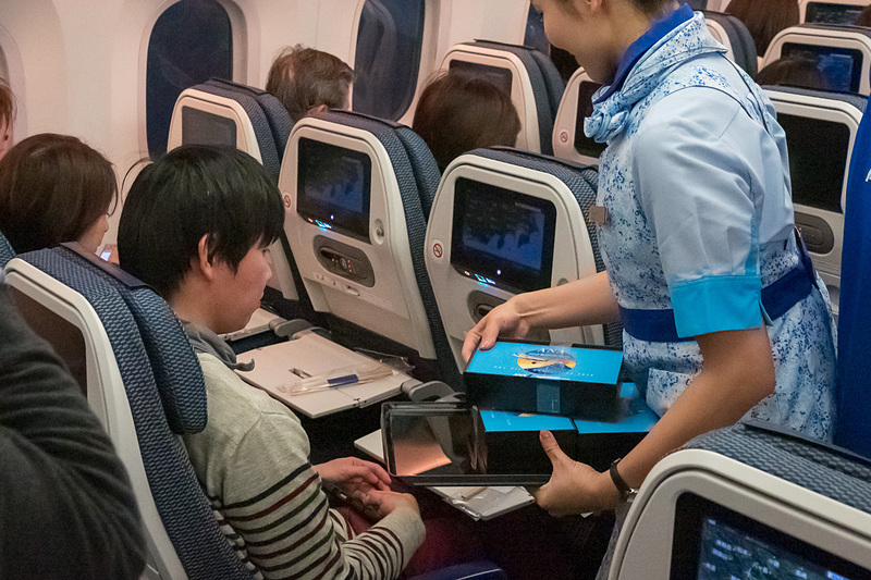 シートベルト着用サインが消灯すると、早速おせち料理を配布