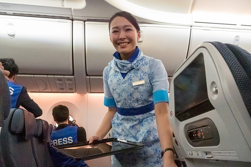 シートベルト着用サインが消灯すると、早速おせち料理を配布