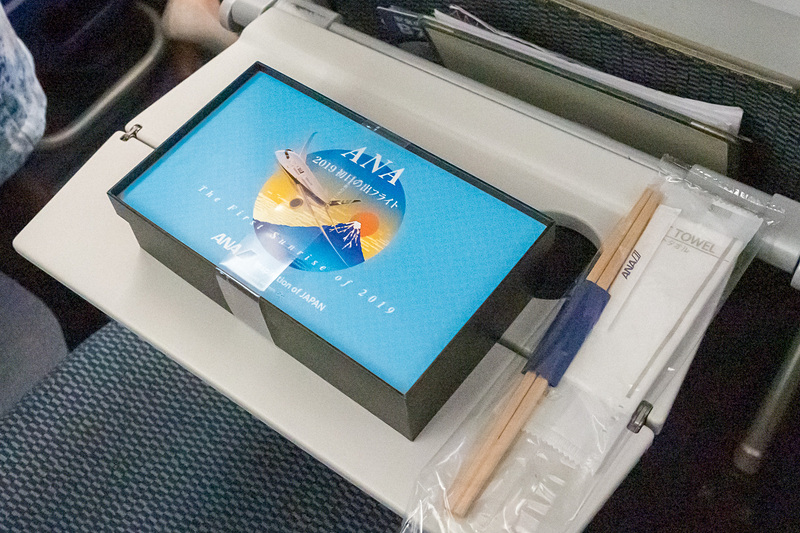 シートベルト着用サインが消灯すると、早速おせち料理を配布