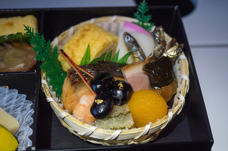 玉子巻き（たらこ）、鴨スモーク、鮭幽庵焼き、赤蒲鉾/白蒲鉾、鰊昆布巻き、田作り/つの字海老、子持ち昆布、黒豆金箔松葉、杏子さわやか煮