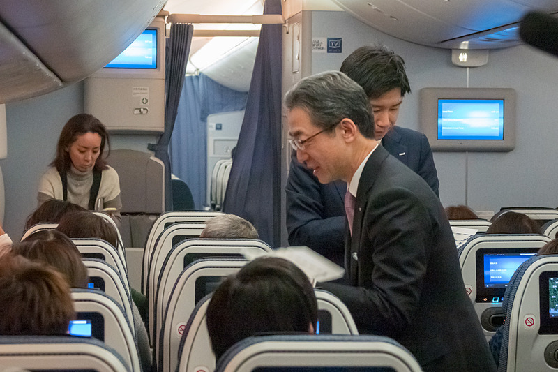 平子社長が客席をまわって搭乗証明証を配布