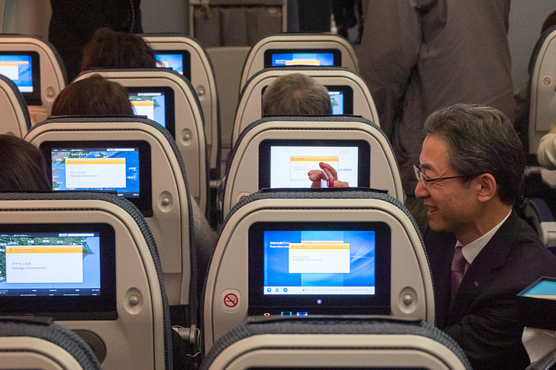 乗客の写真を撮ったり、ともに記念撮影したりと楽しむ平子社長