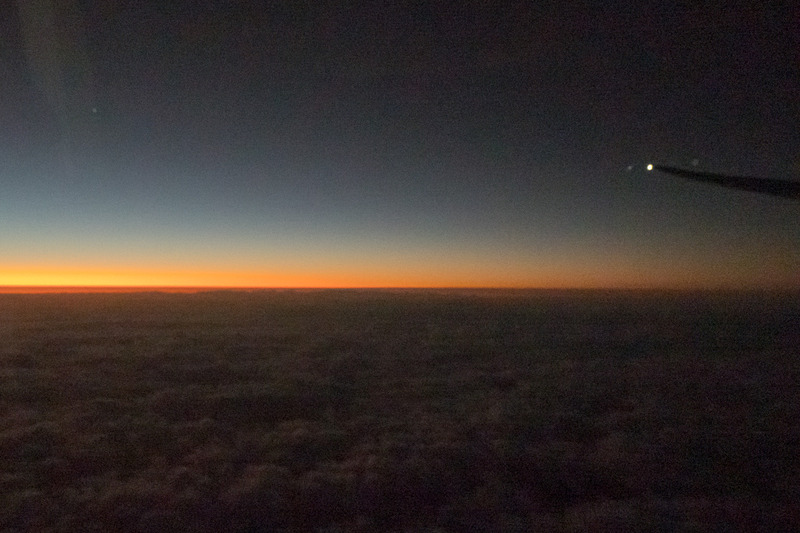 伊豆半島にさしかかると空が白みはじめた