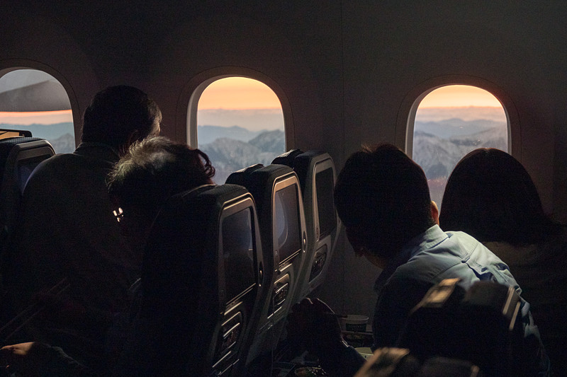 日の出の時間帯には機内の照明が落とされ、機内にご来光が射し込んだ