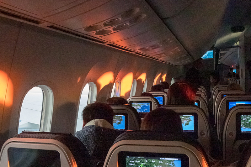 日の出の時間帯には機内の照明が落とされ、機内にご来光が射し込んだ