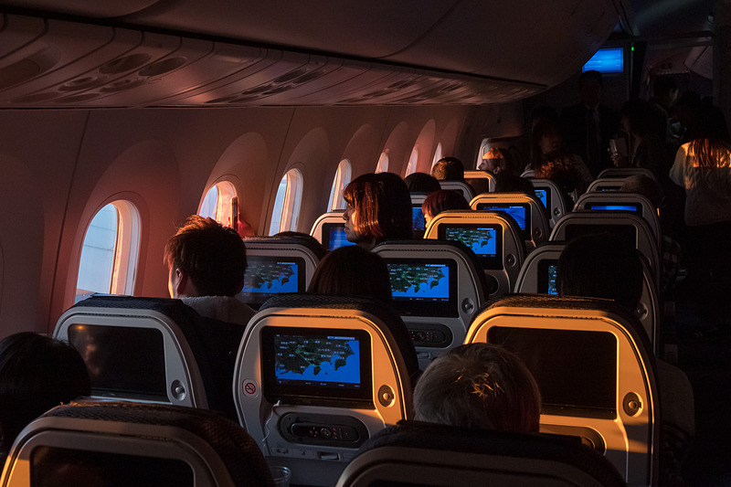 日の出の時間帯には機内の照明が落とされ、機内にご来光が射し込んだ
