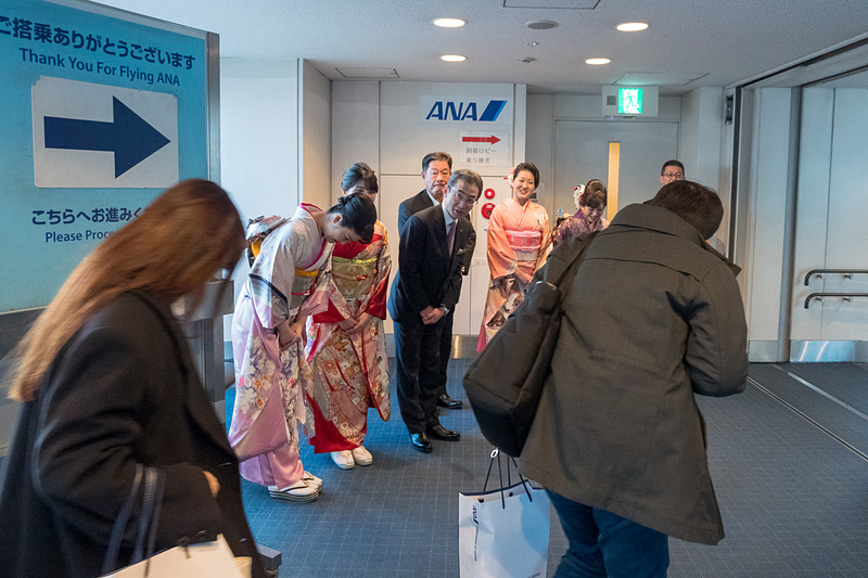 平子社長と、南日隆男 東京空港支店長、振り袖姿の地上旅客スタッフが乗客をお見送り
