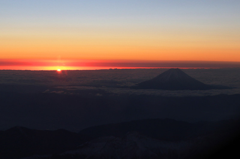 初日の出の瞬間。富士山の左側から太陽は姿を見せた