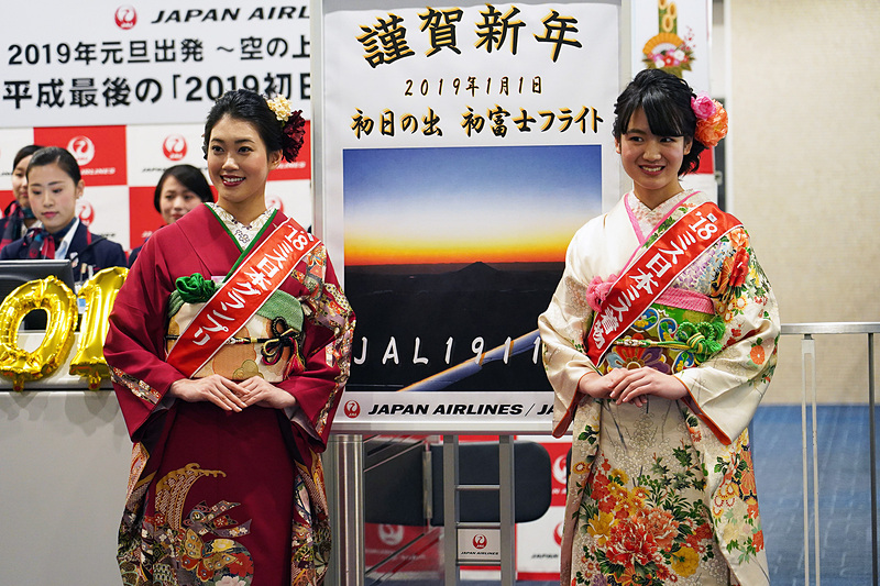 ミス日本グランプリの市橋礼衣さん（左）とミス日本ミス着物の岡部七子さん（右）