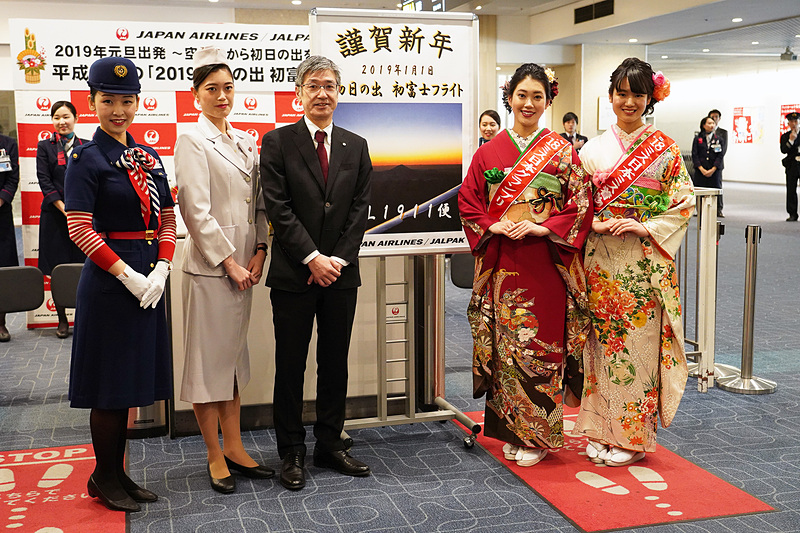 歴代の制服を着た客室乗務員を交えてのフォトセッション