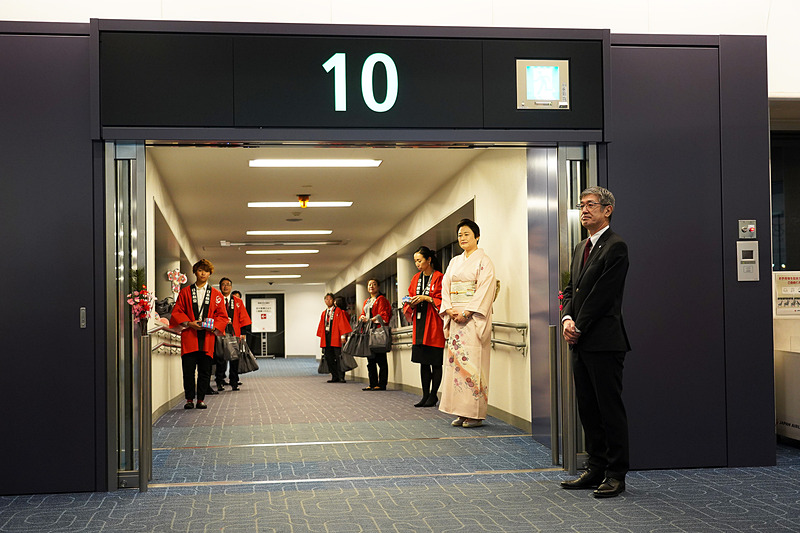 赤坂社長は今回搭乗せずゲートでお見送り