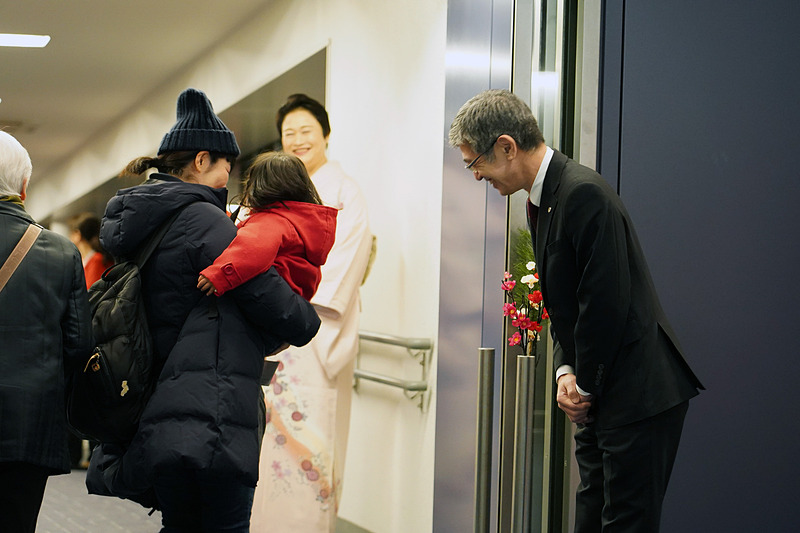 参加者一人一人に「いってらっしゃいませ」と頭を下げる赤坂社長の姿が印象的でした