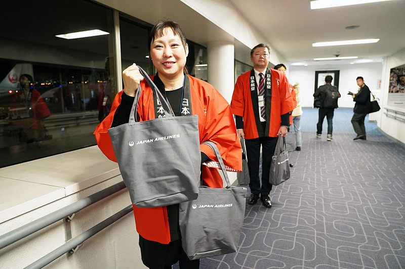 ボーディングブリッジではグレーのトートバッグに入った特製弁当などのお土産が手渡されました