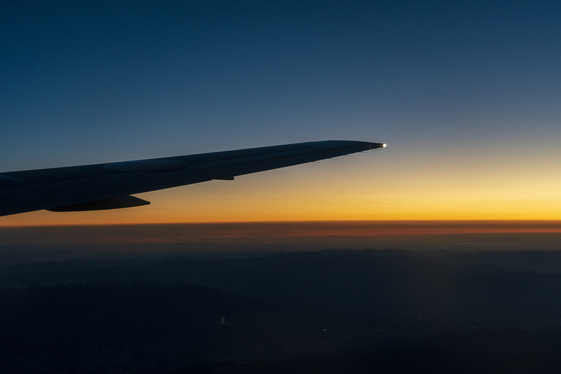 旋回しながら初日の出を待つひととき。西と東で見える風景がこんなにも違います