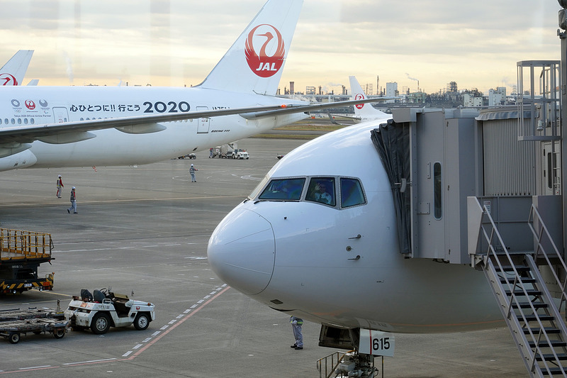 降機して振り向くと機長さんと副機長さんが手を降ってくれていました！　これはうれしい！