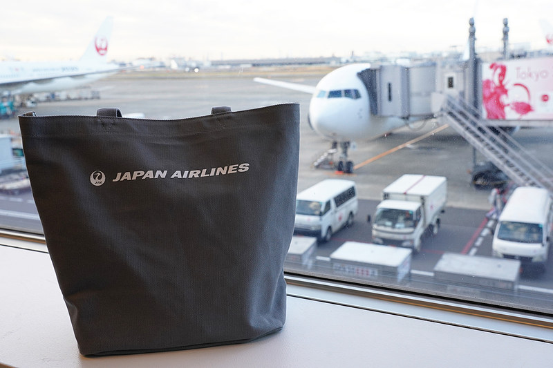 「おせち風弁当」や「紅白まんじゅう」JALのロゴ入り「升酒」に、今年は干支の絵柄入り「オリジナル手ぬぐい」が付いていました