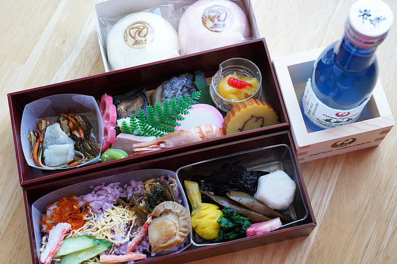 「おせち風弁当」や「紅白まんじゅう」JALのロゴ入り「升酒」に、今年は干支の絵柄入り「オリジナル手ぬぐい」が付いていました