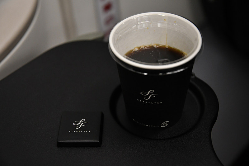 6時34分、機内サービスが開始。おなじみのタリーズ製コーヒーとチョコレートの組み合わせやソフトドリンクが提供された