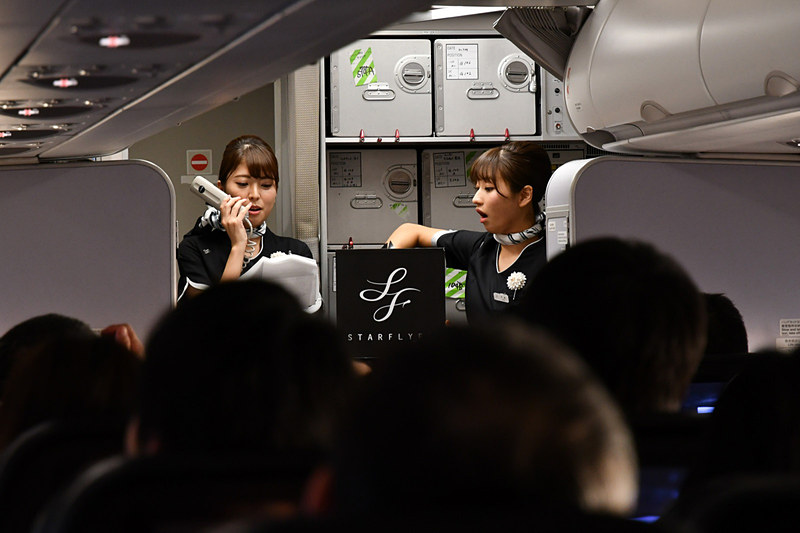 豪華プレゼント抽選会。機内安全ビデオに登場するスターフライヤーマンからオリジナルアイテム、社長の松石氏より、北九州～台北線の往復ペアチケットを各1組ずつ
