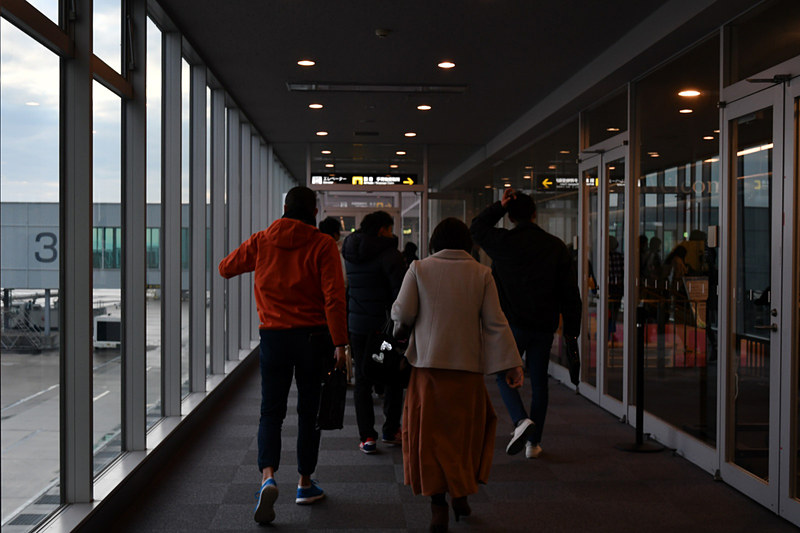 7時54分に北九州空港に着陸。到着ロビーでは松石氏ら社員がお出迎え