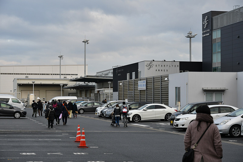 7時54分に北九州空港に着陸。到着ロビーでは松石氏ら社員がお出迎え
