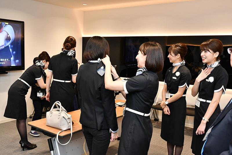制服の着用体験ができる部屋も設けられていた。スカーフの巻き方を知ることができた