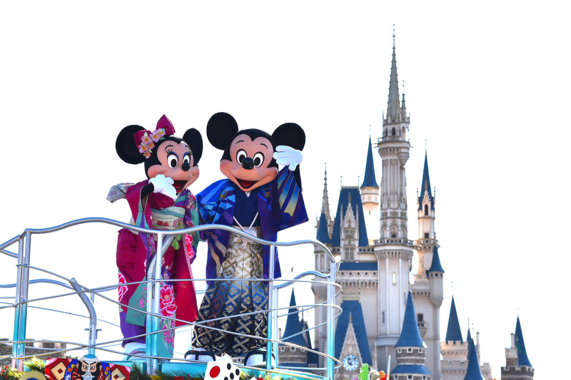 和装でミッキーマウスたちがお正月をお祝い