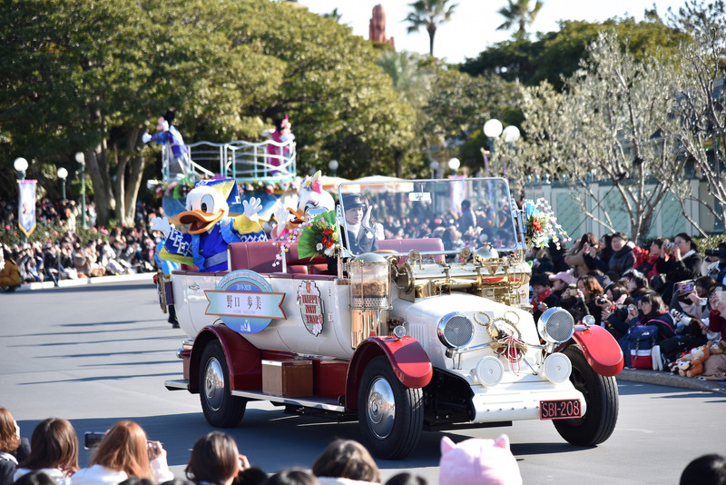先頭はドナルドダックとデイジーダックがごあいさつ