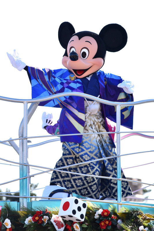 ミッキーマウスは紋付袴でゲストに新年のごあいさつ