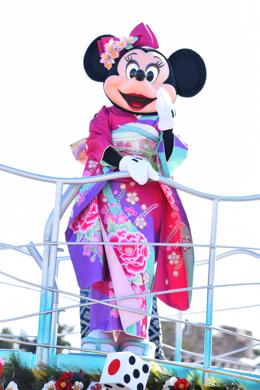 ミニーマウスは振袖で華麗な姿を披露