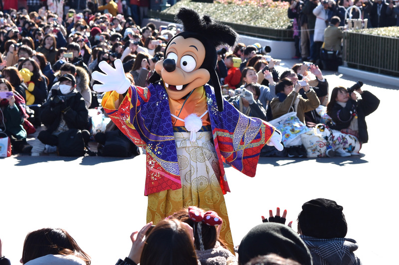 マックスは威勢のいいビビットカラーの法被姿で登場