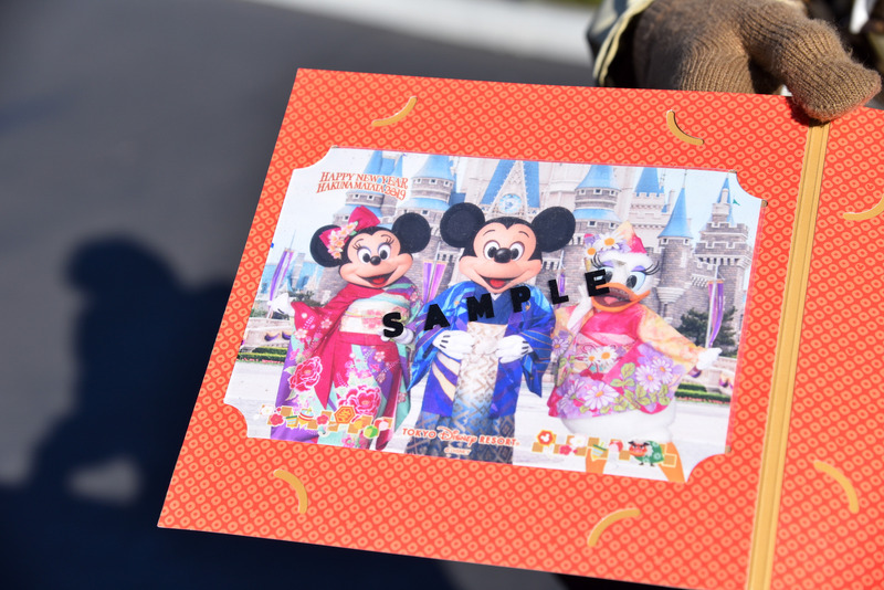 着物姿のミッキーマウスたちのスペシャルな写真が付属する