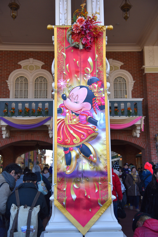 ミニーマウスのバナーも対になるように掲げられている