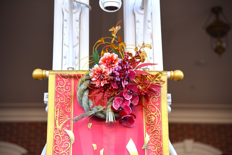 花を中心に水引などでエレガントに作られたお飾り