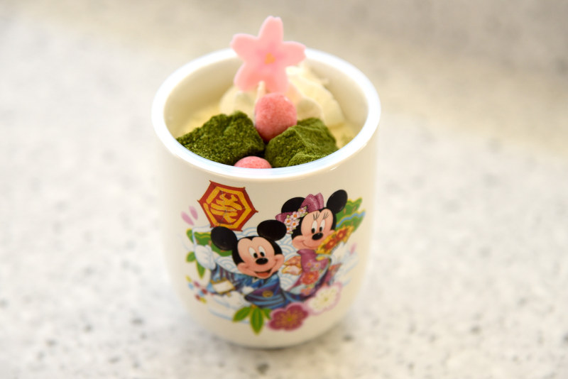 ミッキーマウスたちが凧や扇子片手に微笑む