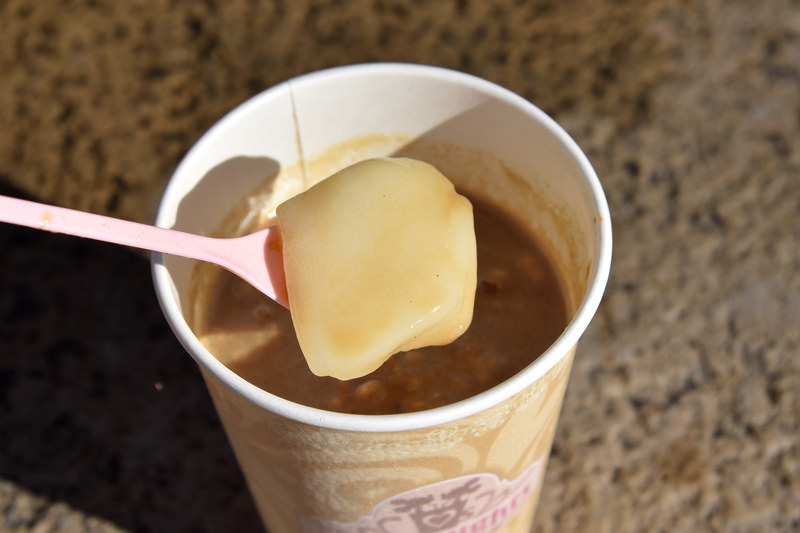 ドリンクの中にはカリッとしたナッツに大きめの求肥が入っており、おしるこ感覚で味わえる