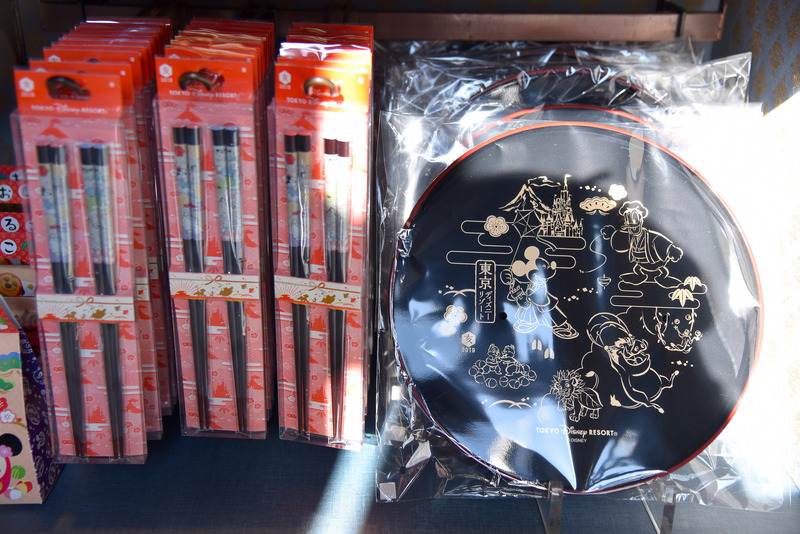 「おぼん」に「はしセット」とお正月デザインの食器が揃う