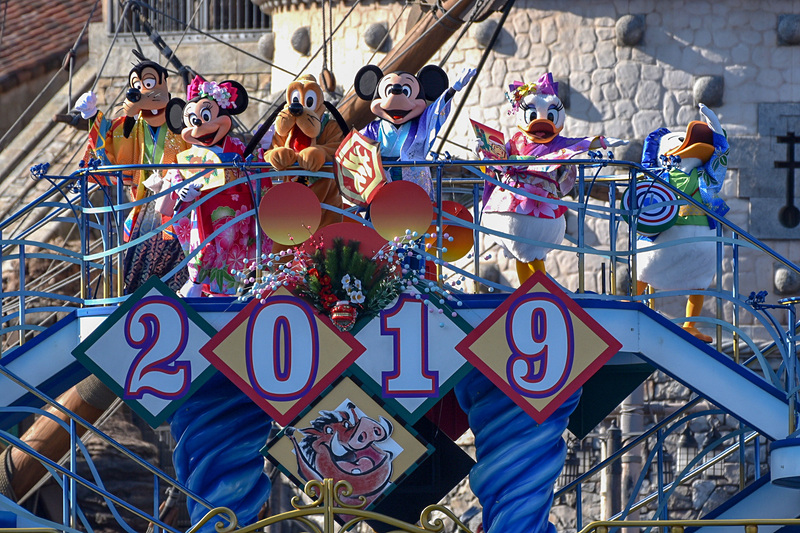 ミッキーマウスたちがメディテレーニアンハーバーで新年のごあいさつを行なう「ニューイヤーズ・グリーティング」