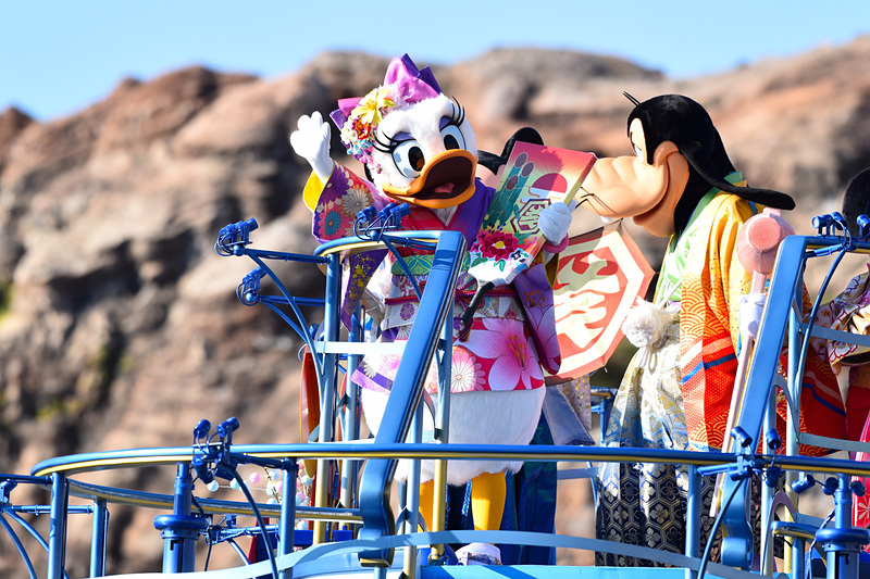 羽子板を持ったデイジーダック