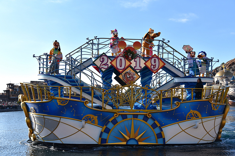 船には2019の文字とプンバァのイラストが掲げられていた