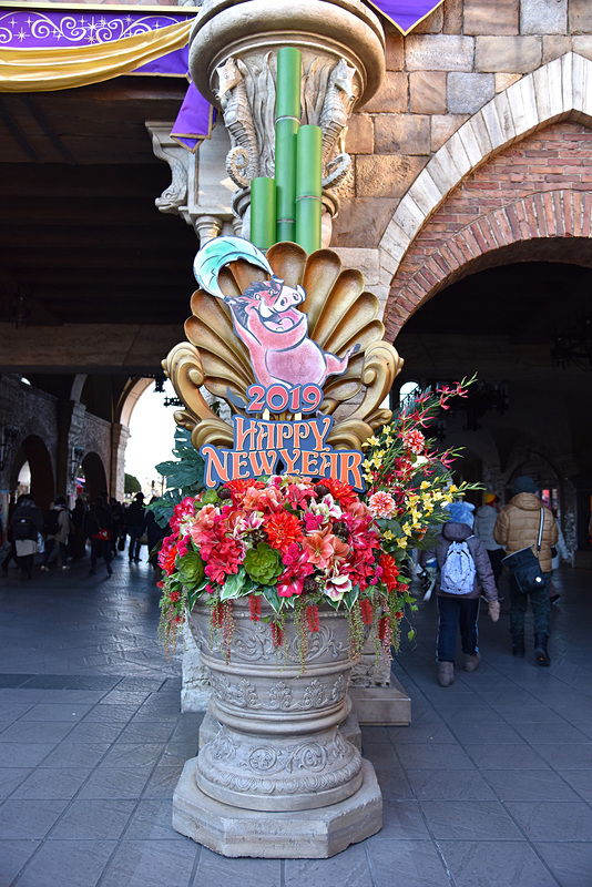 2019 HAPPY NEW YEARの文字とプンバァがポイントの門松