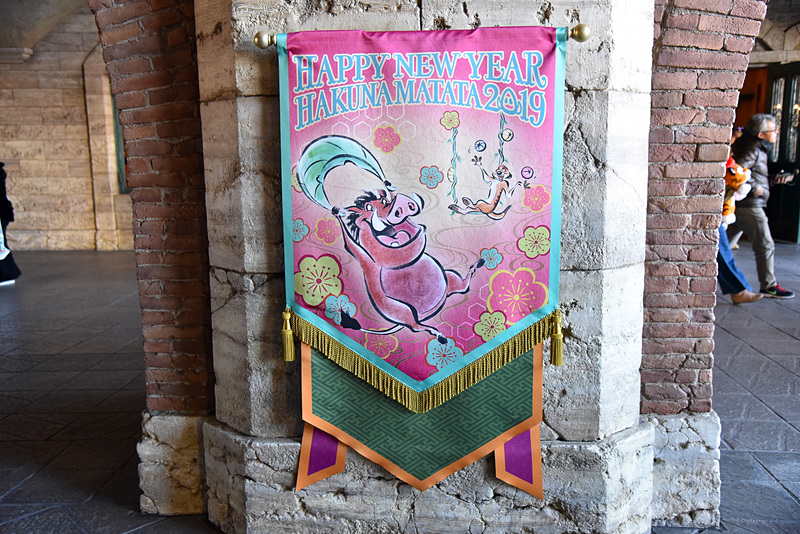 ティモンの横にイモムシがちょこんといるのもポイント