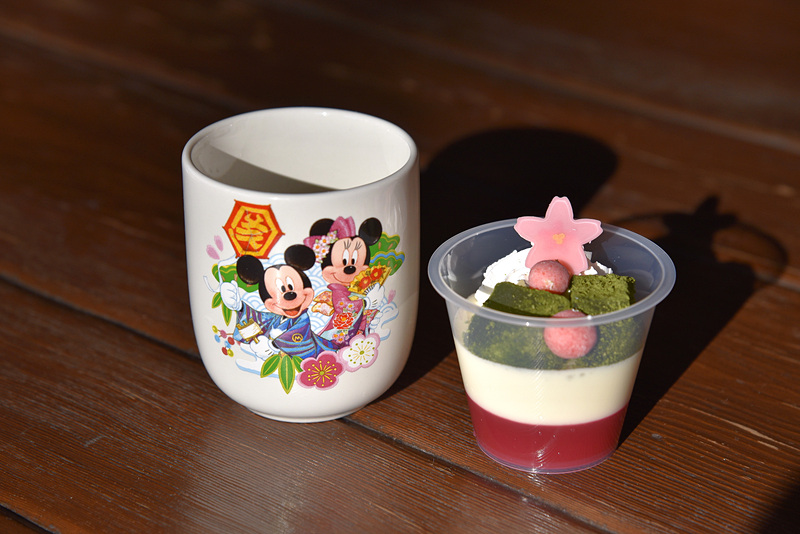 「練乳ムース＆ストロベリーゼリー、スーベニアカップ付き」（750円）