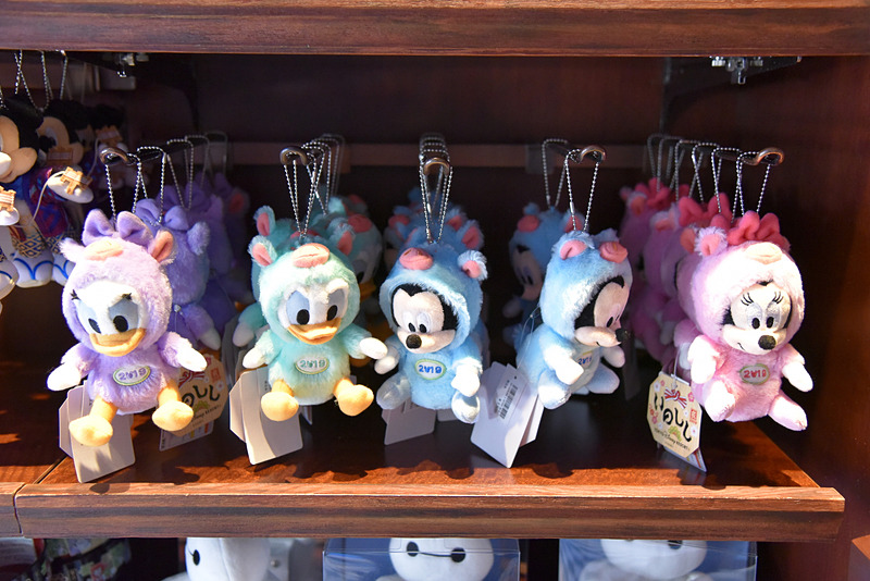ディズニーの仲間たちが愛らしい亥姿になった「ぬいぐるみバッジ」（各1600円）