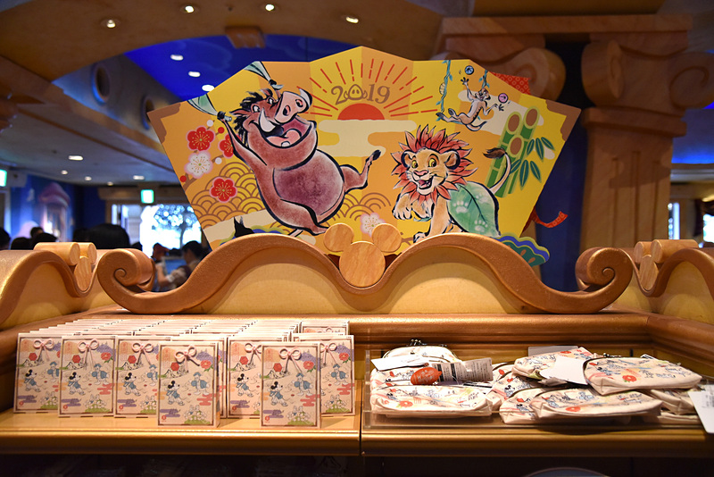 グッズの棚には大きなデコレーションも施されている