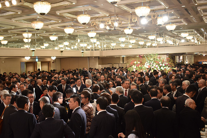 会場となった那覇市内のホテル「パシフィックホテル沖縄」の大広間には、観光業界を中心に多くの人が参加した