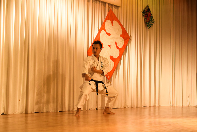 沖縄伝統空手道振興会による力強い空手演武で、厄を払う