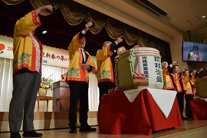 城間那覇市長の音頭に合わせ、乾杯