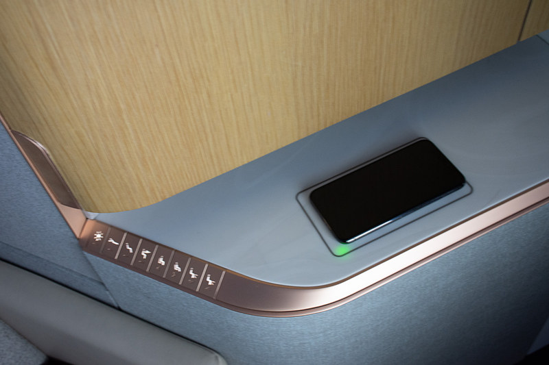 Qi対応の充電パッド。対応スマートフォンなどを置くだけで充電が始まる